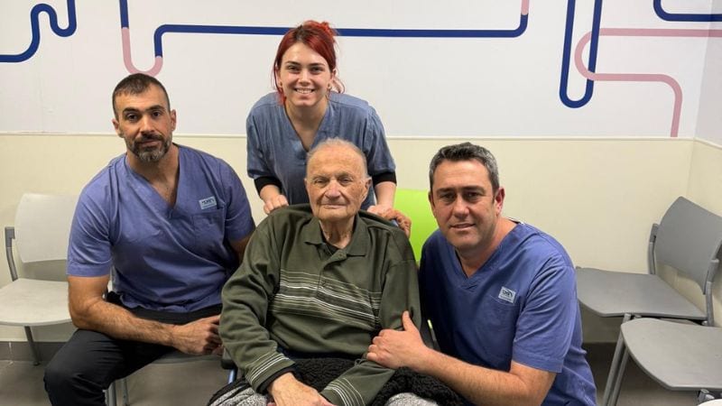 צוות רפואי של מכבי בפעולת חירום במקלט | צילום: מכבי
