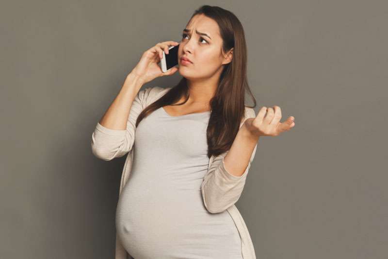 אישה הריונית בטלפון | צילום (אילוסטרציה): Shutterstock