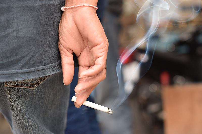אישה מעשנת סיגריה | צילום (אילוסטרציה): Shutterstock