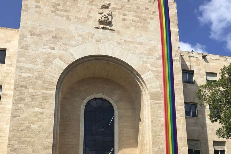 דגל הגאווה על בניין העירייה | צילום: ראובן כהן, עיריית חיפה