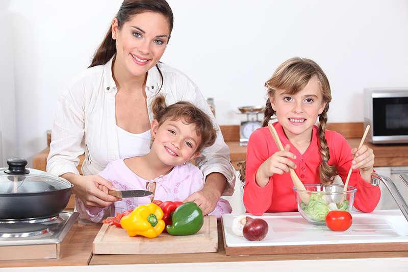 משפחה במטבח | אילוסטרציה: Shutterstock