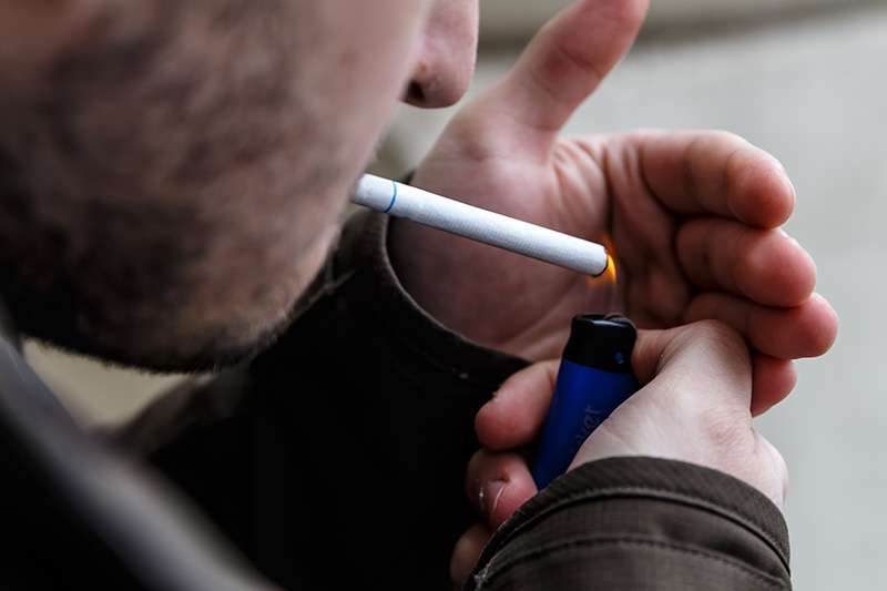 גבר מדליק סיגריה | צילום (אילוסטרציה): Shutterstock