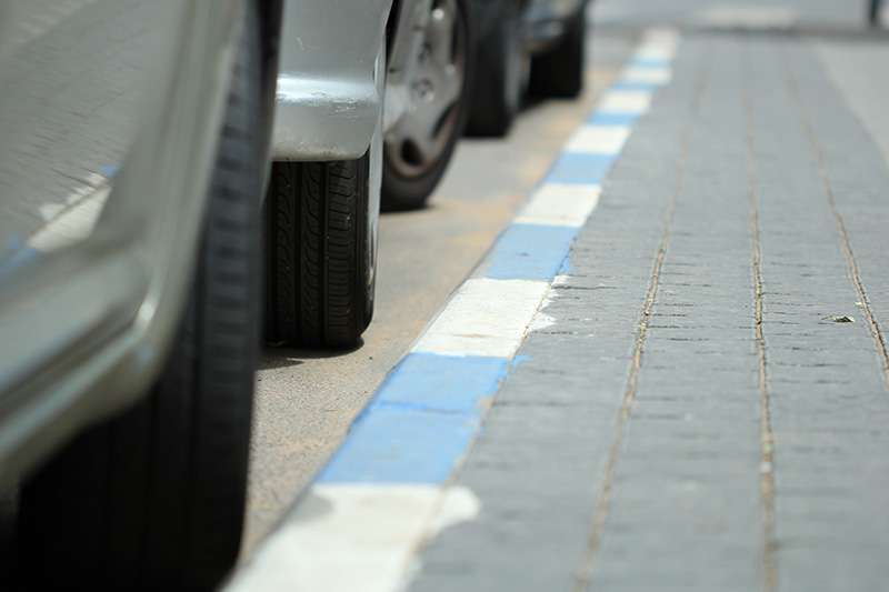 מדרכה, חנייה, כחול-לבן | צילום (אילוסטרציה): Shutterstock