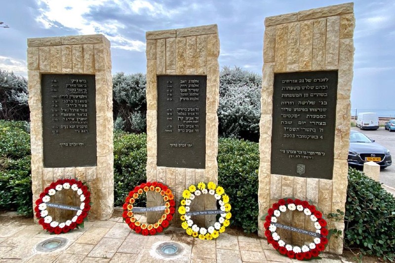 האנדרטה לזכר נרצחי הפיגוע במסעדת מקסים | צילום: ראובן כהן, דוברות עיריית חיפה