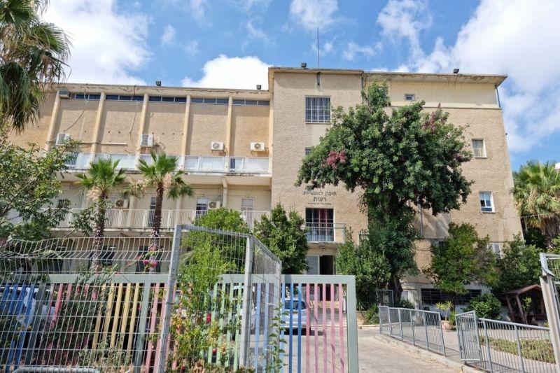 נופלים בין הכיסאות: מתגוררים בקריות, בתי הספר בחיפה והם בבית