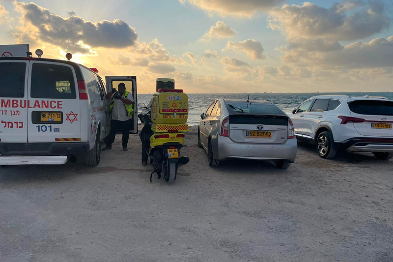 פעולות החייאה בגבר כבן 70 שנמשה מהים סמוך לחוף השקט ללא הכרה