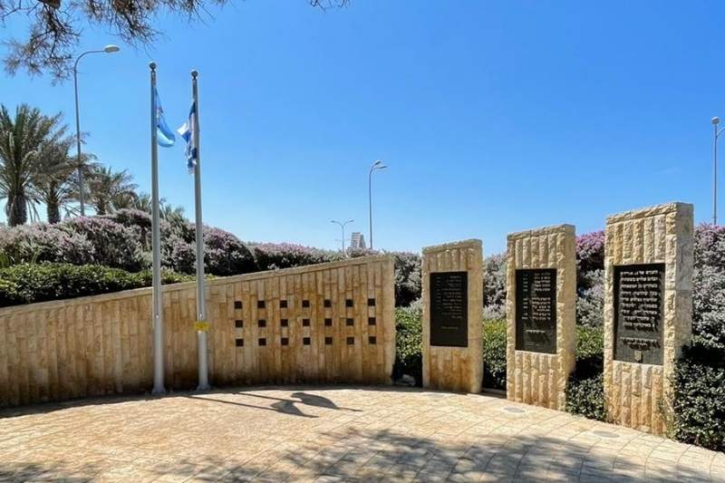 האנדרטה לזכר נרצחי הפיגוע במסעדת מקסים | צילום: שירות רדיו חיפה