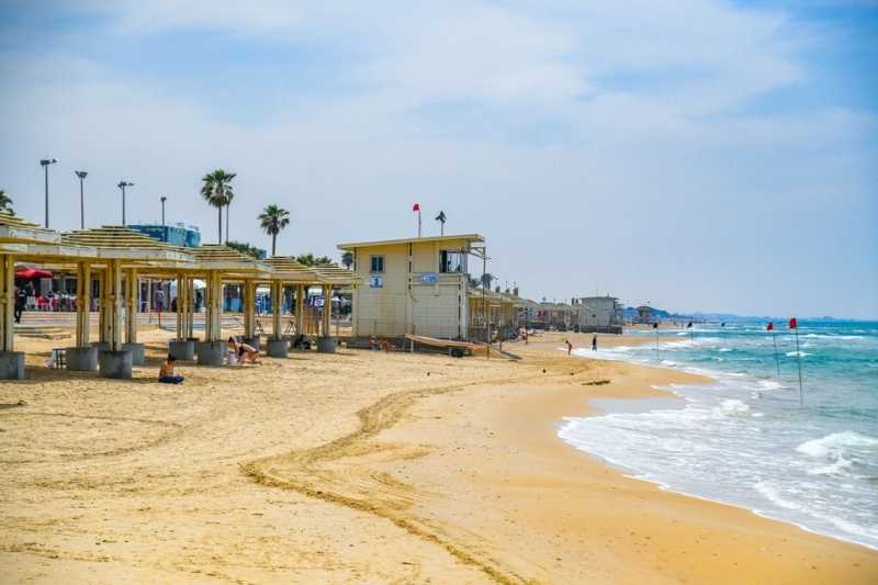 הסיע צעירה לחוף הים בחיפה, תקף מינית ועזב אותה