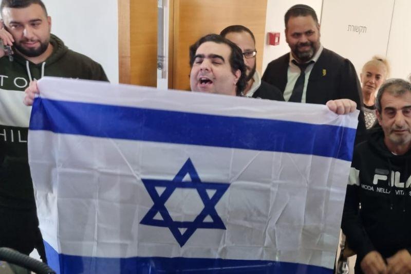 מור לאחר מתן גזר הדין, עם דגל ישראל | צילום: שירות רדיו חיפה