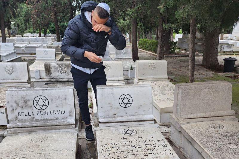 רמי גרשון ליד קבר סבא רבא שלו |צילום: מכבי חיפה