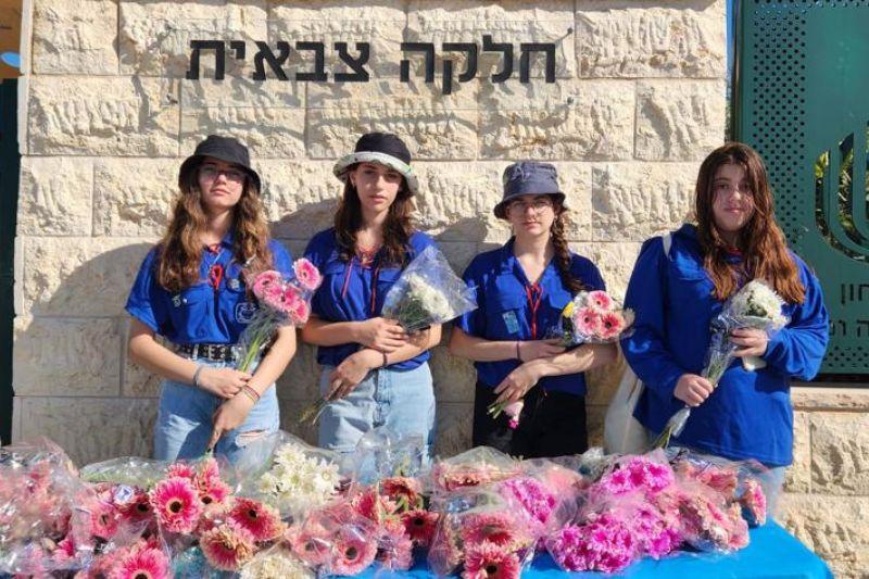 חניכי הנוער העובד והלומד בבית העלמין בחיפה