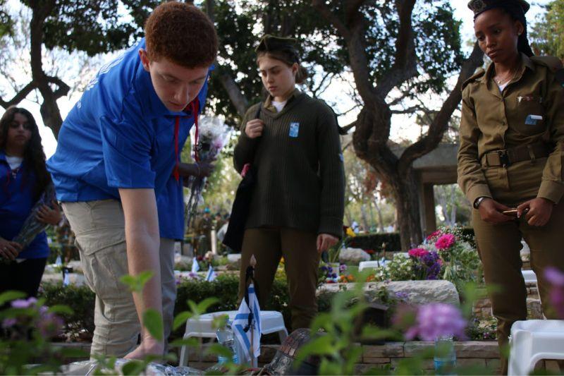 חניכי תנועת נוער חילקו פרחים בבית העלמין בחיפה
