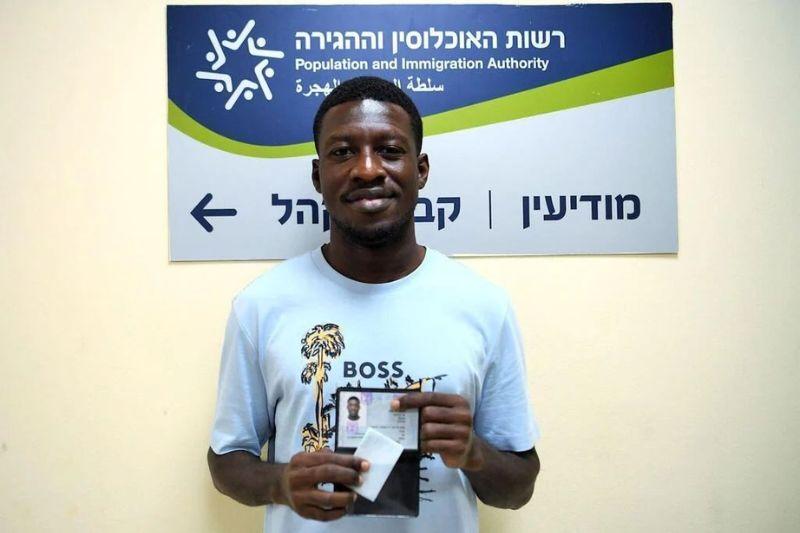 עלי מוחמד במעמד קבלת תעודת התושב | צילום: מכבי חיפה