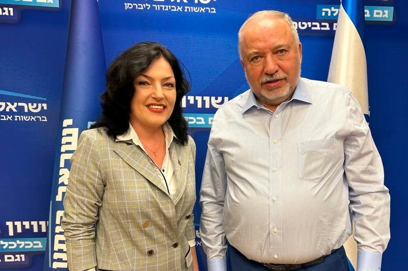 ח"כ אביגדור ליברמן וטטיאנה ג'ון | צילום: מפלגת ישראל ביתנו