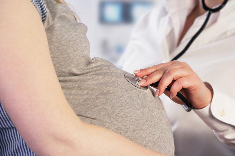 מחקר חדש מצא קשר בין שימוש תדיר בקרם הגנה לרעלת היריון