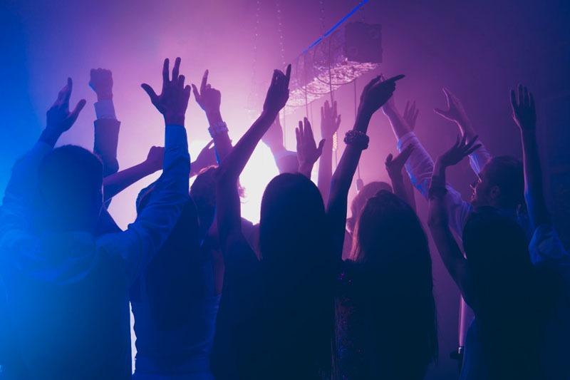 מסיבה, יום הולדת, ריקודים, חוגגים | צילום: Shutterstock