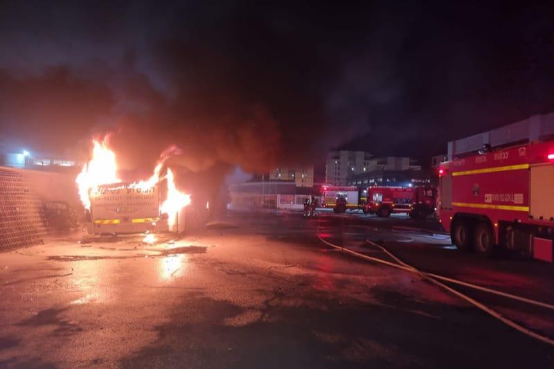 כמעט אסון: אוטובוסים עלו באש בנהריה – סמוך למיכל סולר