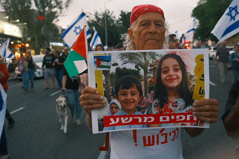 מפגינים בחיפה צעדו עם תמונת הילדים העזתים שנהרגו בתקיפת צה"ל