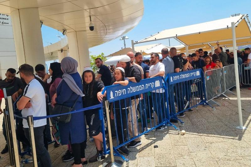 החל פיילוט דרכון ללא תור: תור ענק מחוץ ללשכה בחיפה