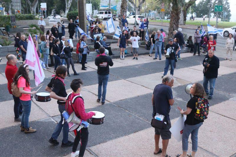 הפגנה נגד קרן הארנונה מול העירייה; קליש: "הקרן – זוועה לחיפה"