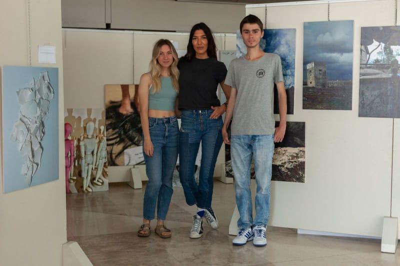 תלמידי עירוני ג' עם המורה קארין גרינברג בתערוכה