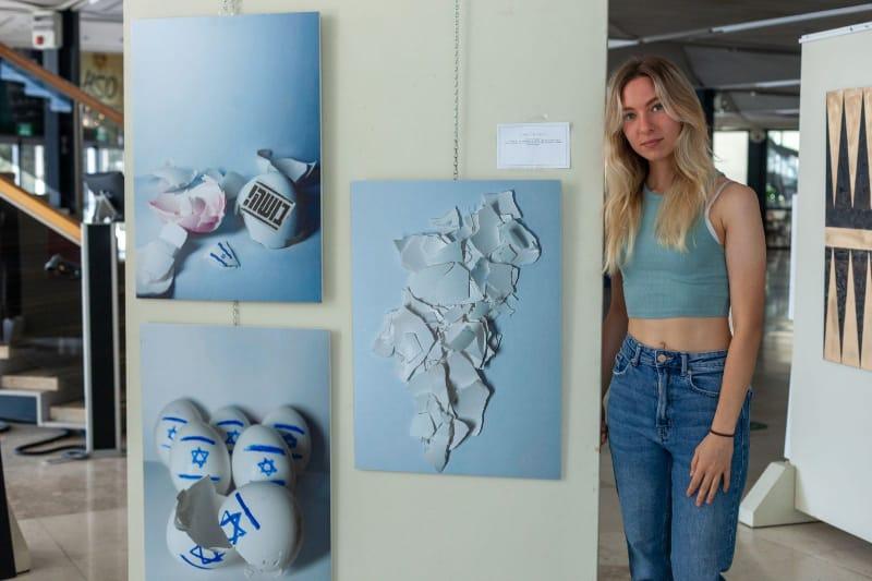 אלימות, כסף וצבא: התערוכה של תלמידי עירוני ג' מפתיעה בעוצמתה