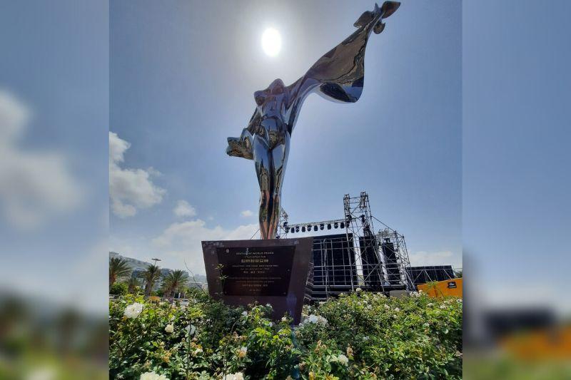 פסל השלום העולמי סמוך לסמי עופר | צילום: עומר מוזר