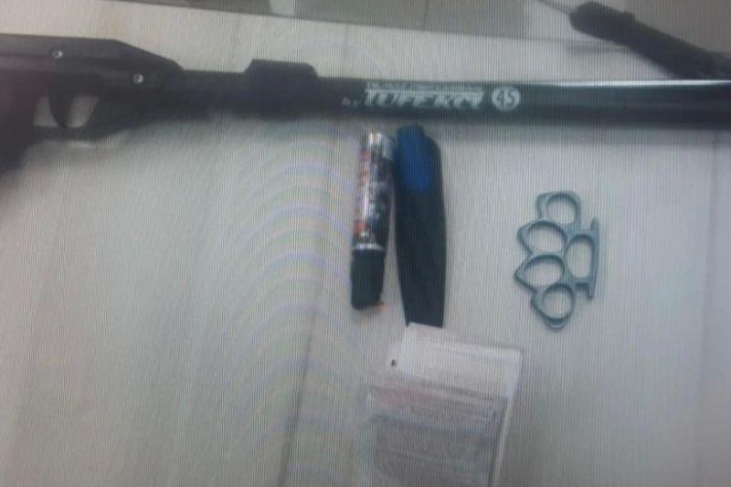 האגרופן הסכין ורובה הדיג שנתפסו ברשותו של החשוד | צילום: דוברות המשטרה
