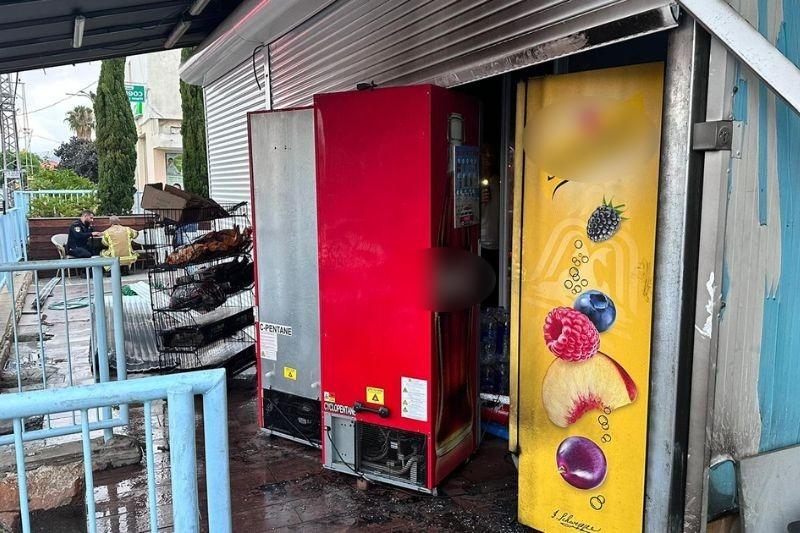 החנות שעלה באש ברחוב הרצל בטירת כרמל | צילום: דוברות כב"ה מחוז חוף
