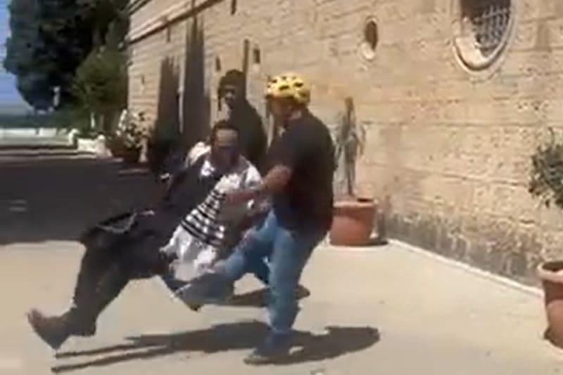 המשטרה עיכבה גבר שתועד מכה חסיד ליד כנסייה בחיפה