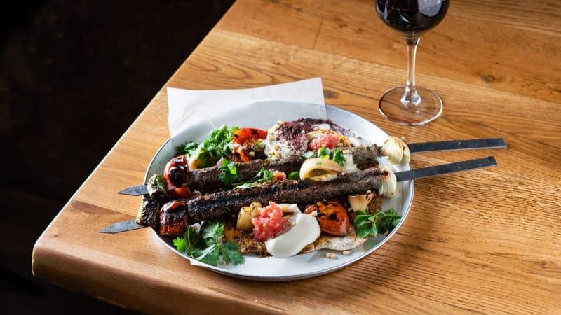 קבב אותמני על לאפה מרוחה באריסה, ירקות גריל, טחינה ועשבים ארומטיים | צילום: דרי בן נבט