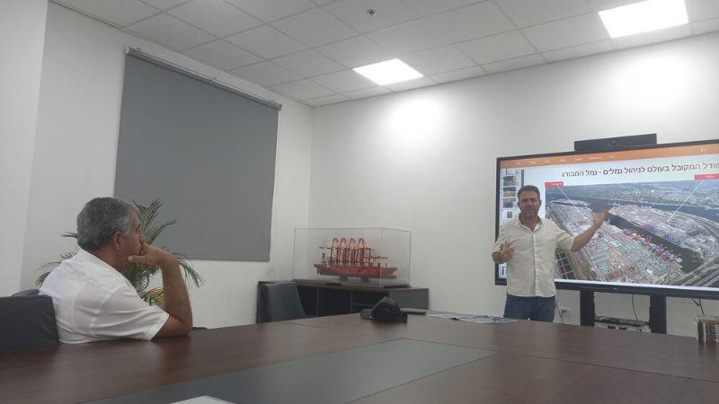 ח"כ מיקי לוי בסיור בנמל המפרץ | צילום: שירות רדיו חיפה