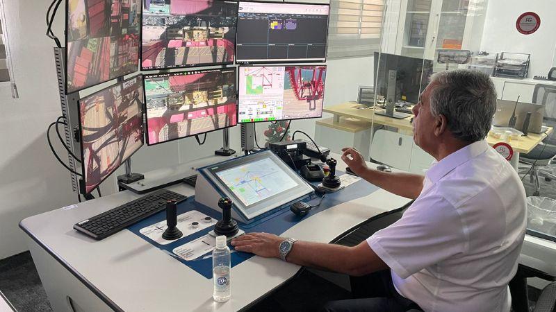 ח"כ מיקי לוי בסיור בנמל המפרץ | צילום: שירות רדיו חיפה