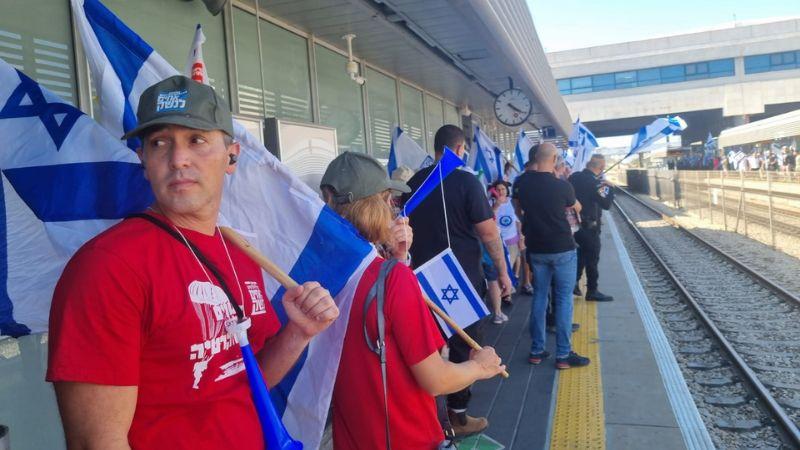 מפגינים בתחנת הרכבת חוף הכרמל | צילום: רדיו חיפה