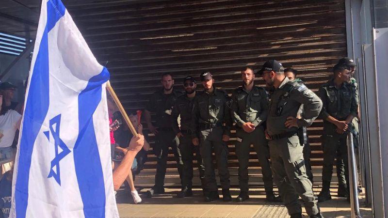 שוטרים חוסמים את תחנת חוף הכרמל | צילום: מחאת העם חיפה