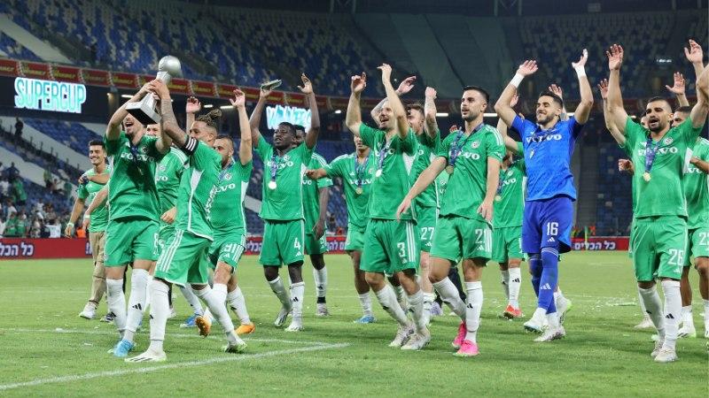 צפו: שחקני מכבי חיפה מניפים את גביע אלוף האלופים