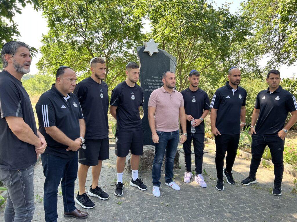 מכבי חיפה בביקור באנדרטה לזכר קורבנות השואה בטירספול