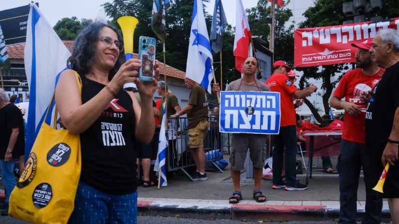 סאמיה ערמוש בהפגנה בחיפה | צילום: עומר מוזר