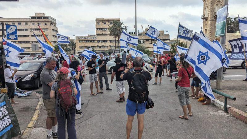 עשרות מפגינים מול כנס הליכוד בחיפה | צילום: מחאת העם חיפה