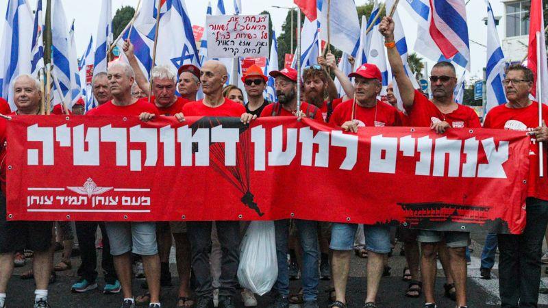 צנחנים לשעבר בראש הצעדה בחיפה: 