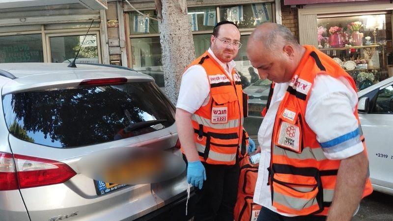 הטיפול בגבר שננשך על ידי כלב תקיפה בגאולה | צילום: איחוד הצלה כרמל
