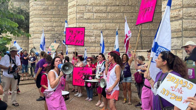 דורשות שוויון בנטל: אימהות בחזית הפגינו במתחם הגיוס בחיפה
