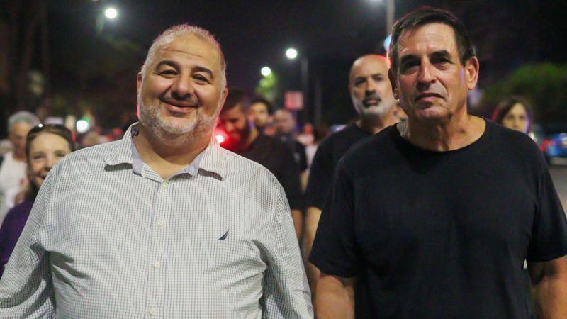 מנסור עבאס ויואב סגלוביץ' בצעדת 'המתים למען החיים' בחיפה | צילום: עומר מוזר
