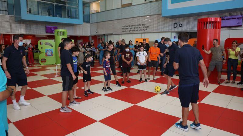 כוכבי בארסה בבית החולים רמב"ם | צילום: דוברות רמב"ם