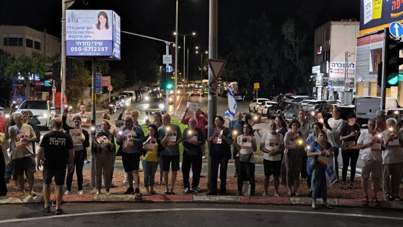 מאירים למען החטופים בכיכר ספר | צילום: מחאת העם חיפה