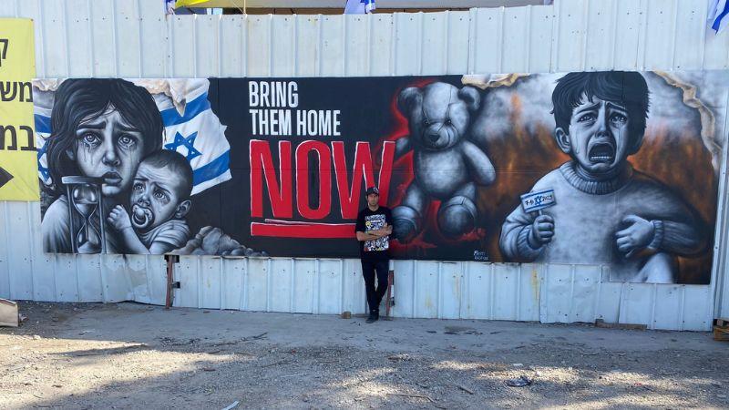 בנצי ברופמן עם הציור למען החטופים | צילום: באדיבות בנצי ברופמן