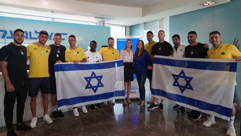 עם דגלי ישראל: שחקני מכבי חיפה ומכבי ת
