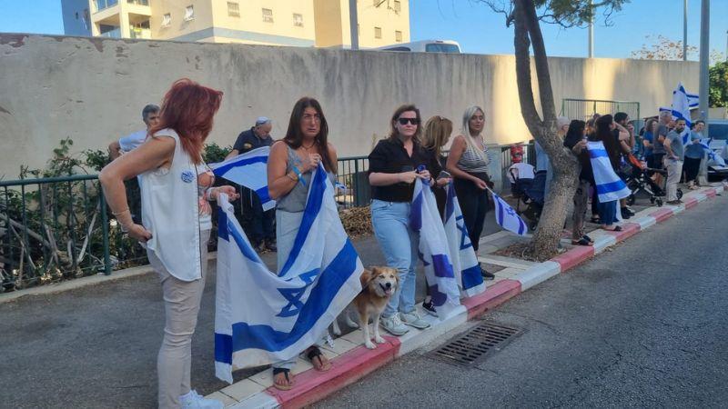 תושבי נווה שאנן מלווים את סרן בני וייס ז"ל בדרכו האחרונה | צילום: רדיו חיפה