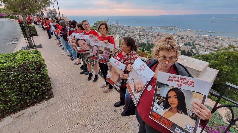 למען החטופים: עשרות נשים יצרו שרשרת אנושית במרכז הכרמל