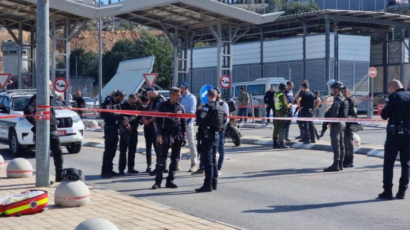 זירת הפיגוע במחסום המנהרות | צילום: דוברות המשטרה